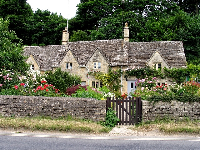 https://commons.wikimedia.org/wiki/File:Arlington-Bibury,_Cottages_-_geograph.org.uk_-_22432.jpg