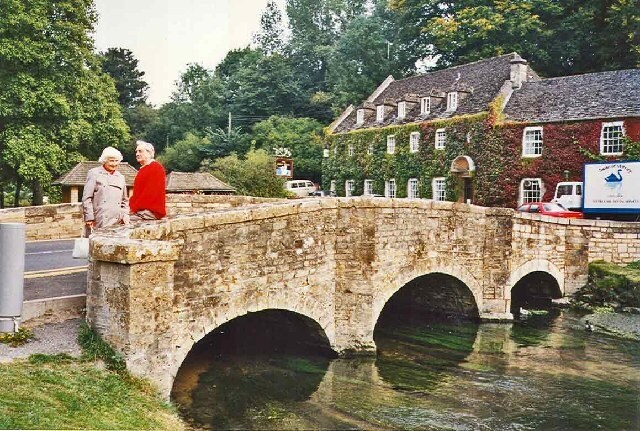 https://commons.wikimedia.org/wiki/File:Bibury_bridge_and_hotel.jpg