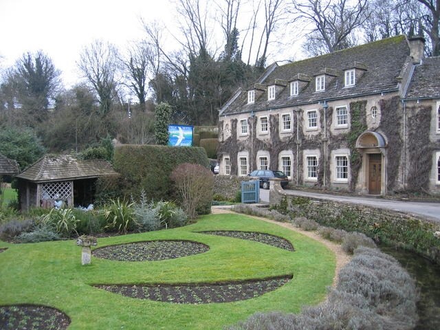 https://commons.wikimedia.org/wiki/File:Swan_Hotel,_Bibury_-_geograph.org.uk_-_553082.jpg