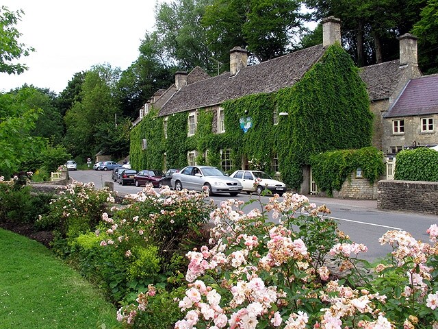 https://commons.wikimedia.org/wiki/File:Bibury_Swan_Hotel.jpg
