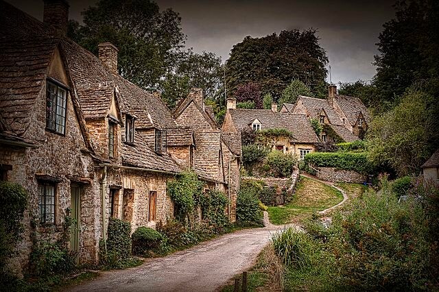 https://commons.wikimedia.org/wiki/File:Arlington_Row,_Bibury_(6330255096).jpg
