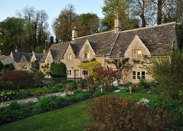 https://commons.wikimedia.org/wiki/File:Bibury_Cottages.jpg