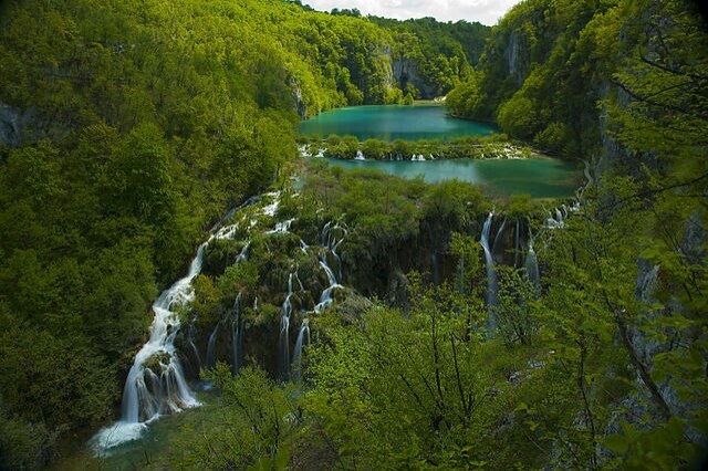 https://commons.wikimedia.org/wiki/File:N%C3%A1rodn%C3%AD_park_Plitvice.jpg