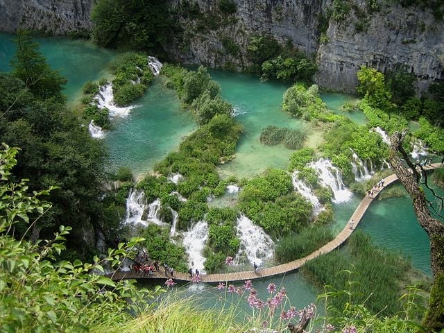 https://it.wikipedia.org/wiki/File:Parquenacionalplitvice002.jpg