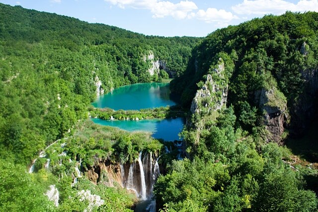 https://commons.wikimedia.org/wiki/File:Plitvice_Lakes_National_Park_(2).jpg