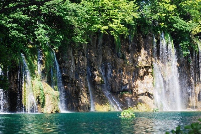 https://pixabay.com/en/croatia-plitvice-lakes-lake-385079/