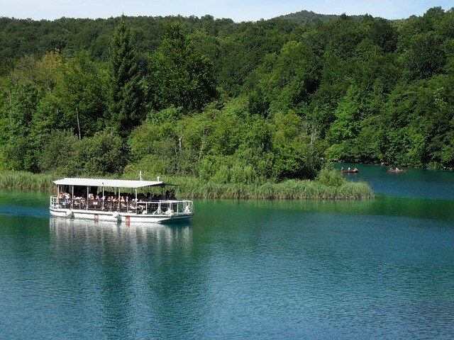 https://pixabay.com/en/plitvice-lakes-nature-lake-croatia-230964/
