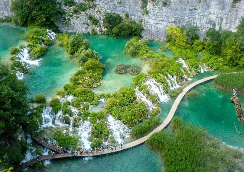 https://www.goodfreephotos.com/croatia/plitvice-lakes-national-park/walkway-between-the-lakes-at-plitvice-lakes-national-park-croatia.jpg.php