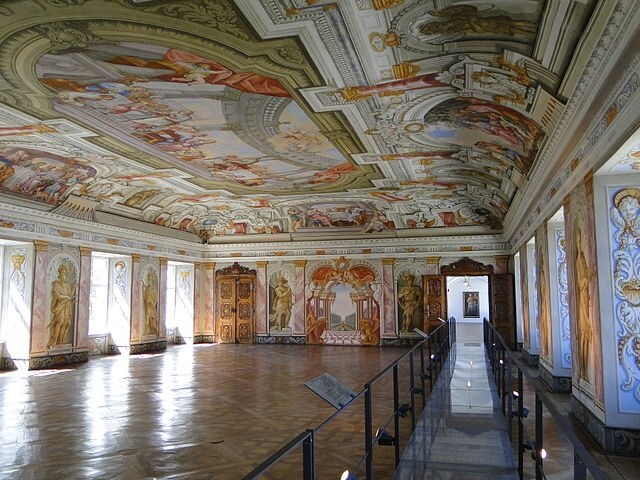 https://commons.wikimedia.org/wiki/File:Conv.Herrenchiemsee-Kaisersaal1.JPG