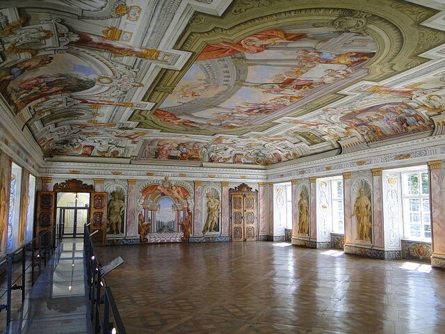 https://commons.wikimedia.org/wiki/File:Conv.Herrenchiemsee-Kaisersaal2.JPG