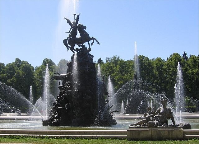 https://commons.wikimedia.org/wiki/File:Fama-Brunnen_Schlosspark_Herrenchiemsee-5.jpg