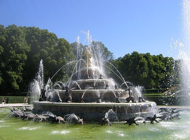 https://commons.wikimedia.org/wiki/File:Latona-Brunnen_Schlosspark_Herrenchiemsee-1.jpg