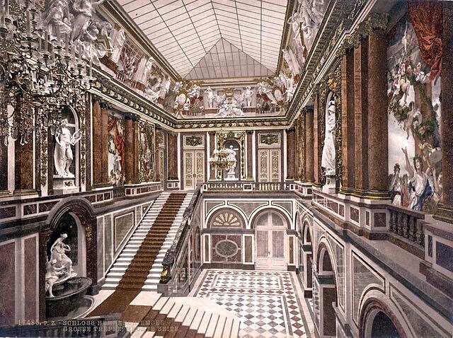 https://commons.wikimedia.org/wiki/File:SchlossHerrenchiemseeTreppe.jpg