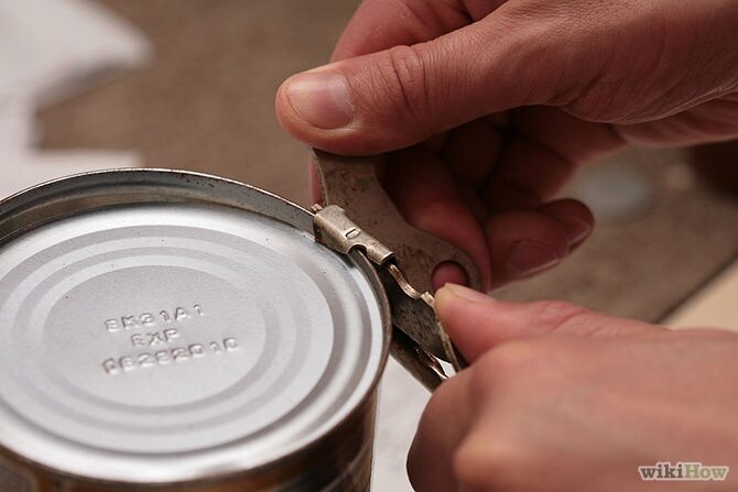 Aprire una scatola di latta con lo strumento apposito è impossibile per i mancini perché la rotella è progettata per essere ruotata con la mano destra mentre si mantiene l'apriscatole con la mano sinistra. I mancini per usare questo strumento devono assumere una posizione davvero scomoda.