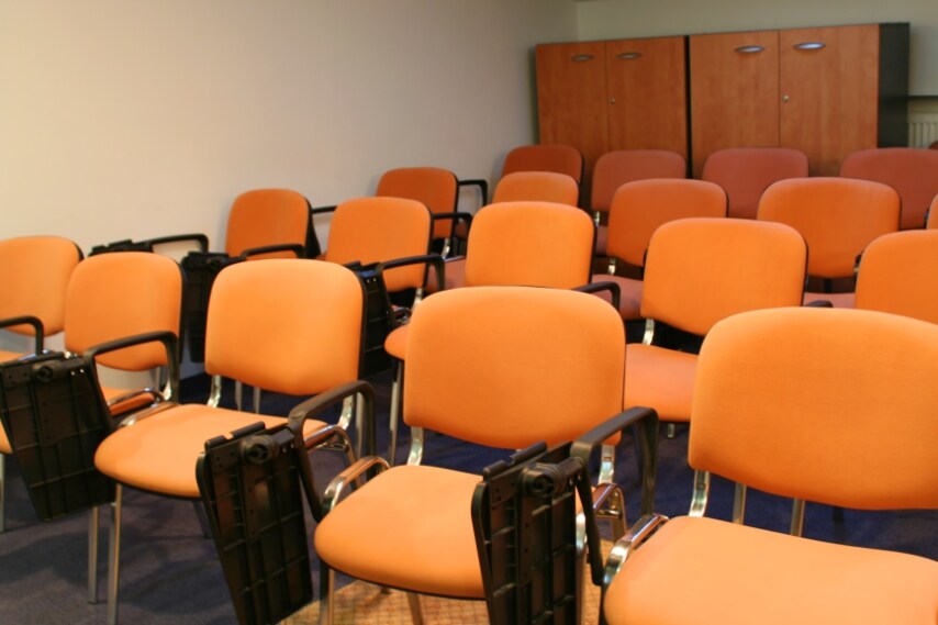 In molte classi, aule dell'università o in centri per congressi avrete sicuramente visto quelle sedie dotate di scrittoio laterale per consentire di scrivere e prendere appunti: peccato però che i tavolini siano posti sempre sul lato destro rendendone difficile l'utilizzo per i mancini.