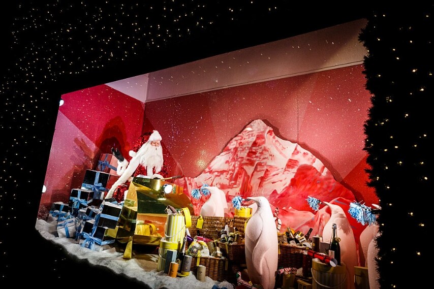 Sulla neve artificiale è stato sciolto del glitter iridescente per far brillare la scenografia.