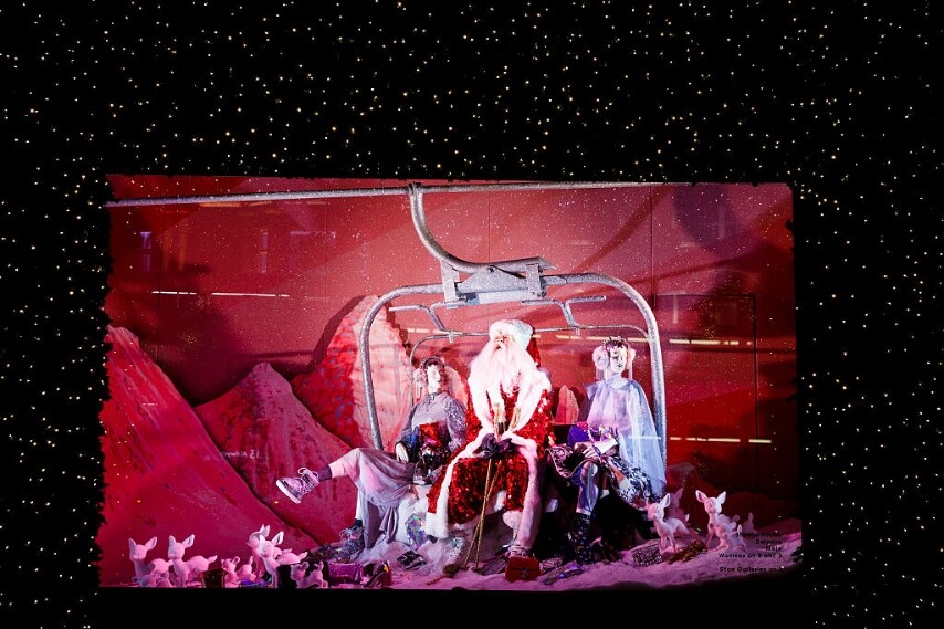 Cinque vetrine hanno una colonna sonora che accompagna le scene. La musica viene riprodotta tramite uno speciale altoparlante che utilizza il vetro per trasmettere l'audio.