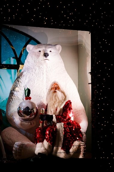 Ogni scena è stata dipinta a mano da un allievo della Bright Young Things. Le atmosfere alpine sono ispirate a luoghi reali tra l'Everest e il Corvino secondo il progetto dello scenografo Clementine Keith-Roach.