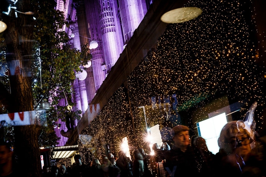 Il tema delle vetrine natalizie di Selfridges quest'anno è Babbo Natale e le sue avventure.