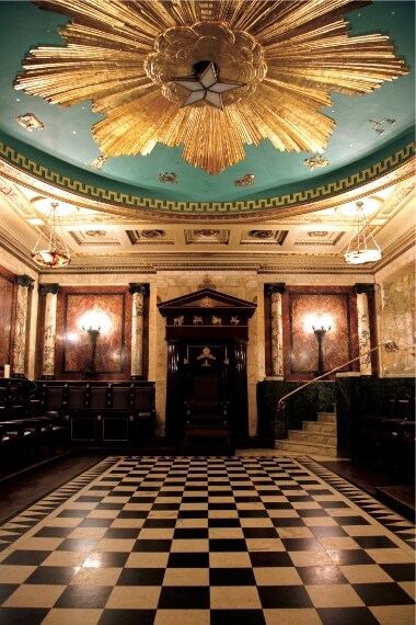 Il Great Eastern Hotel è opera di Charles e Edward Barry, il cui padre, Charles Barry senior, costruì Westminster Palace. Durante un restauro alla fine degli anni ’90 gli operai scoprirono dietro un tramezzo un’anticamera rivestita di legno che conduceva in un tempio massonico in perfetto stato. I massoni, che avevano partecipato alla costruzione del Great Eastern Hotel, si riunivano qui.