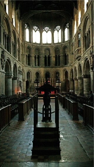 A Londra quasi non rimangono resti dell’Alto Medioevo. La città bruciò completamente nel 1077, 1087, 1132, 1136, 1203, 1212, 1220 e 1227 e quasi tutto quello che rimase fu distrutto dalle fiamme del Grande Incendio del 1666. La chiesa di St. Bartholomew’s the Greater è uno dei rari monumenti sopravvissuti. Fondata nel 1123, architettonicamente l’edificio è un assemblaggio di stili disparati.