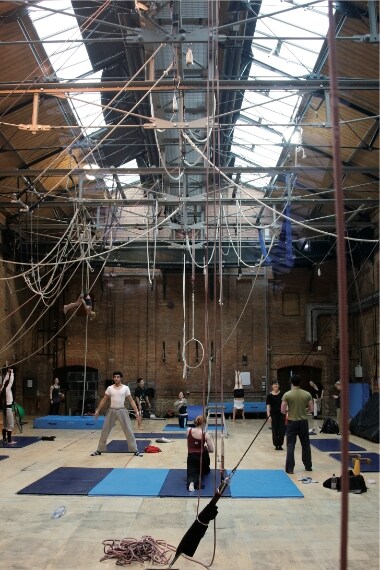 Un’antica centrale elettrica proprio vicino ad Hoxton Square è stata eletta domicilio del Circus Space, l’unica istituzione in Gran Bretagna ad offrire un diploma universitario in studi circensi. L’edificio, abbandonato negli anni Cinquanta, venne ripreso in mano nel 1994 da un gruppo di circensi che lo trasformarono in una palestra di prova.