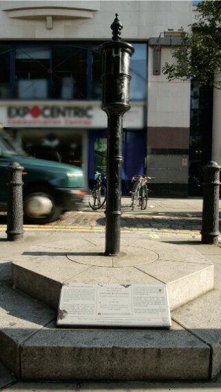 All’angolo di Broadwick Street e Poland Street si trova una pompa di metallo nero su uno zoccolo ottagonale. Una piccola targa informa i passanti che questa copia vi è stata collocata nel 1992. Verso la metà del XIX secolo, Soho era un quartiere insalubre. Nel 1854 morirono di colera 500 abitanti di Soho. Il dottor John Snow ne dedusse che la pompa dell’acqua di Broad Street ne era la causa.