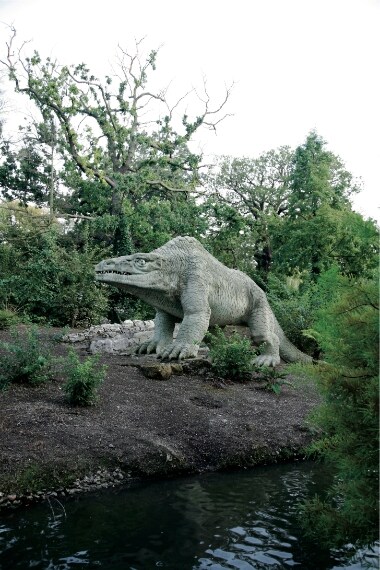 I dinosauri in cemento a grandezza naturale di Sydenham Hill, opera dello scultore Benjamin Waterhouse Hawkins, sono una delle testimonianze più singolari dell'epoca vittoriana a Londra. Furono costruiti nel 1853, attorno ad uno stagno, nel parco del Crystal Palace. I dinosauri, concepiti per istruire il proletariato britannico, affermavano il darwinismo contro l'aristocrazia e l'alta borghesia.