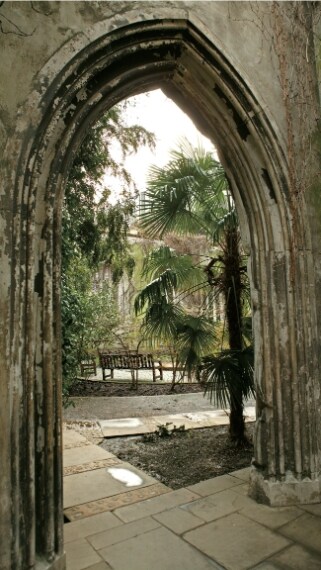Nascosto all’interno della cinta di una chiesa in rovina e circondato da edifici, il giardino di St. Dunstan-in-the-East è molto apprezzato all'ora di colazione dagli impiegati degli uffici adiacenti. La vegetazione unita alle rovine evoca la raffinatezza delle “follie” gotiche di moda all’epoca vittoriana quando fu realizzata la vicina chiesa.