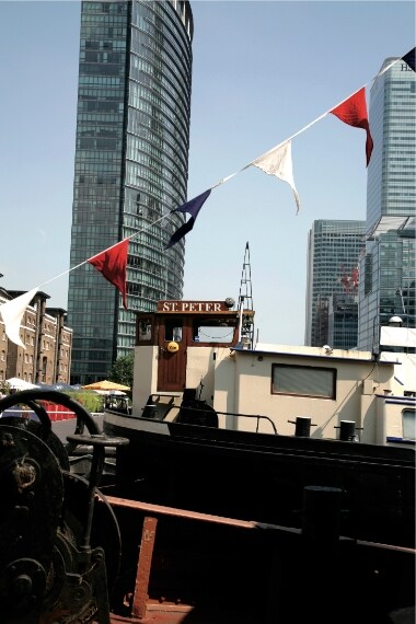 Ancorata al West India Quay, di fronte al museo dei Docklands, questa vecchia chiatta da trasporto dall'Olanda, ha attraversato il mare del Nord fino alla sua posizione attuale. Nel 1991, il numero dei residenti di Canary Wharf era aumentato e non c'era abbastanza posto per le associazioni cristiane. Nata come semplice gruppo di studio della Bibbia, oggi è una chiesa.