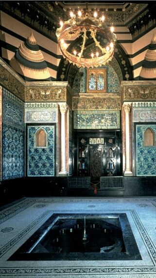 Numerose residenze private di Holland Park furono costruite dagli artisti che frequentavano questo quartiere alla fine del XIX secolo. Lord Frederic Leighton (1830-1896), presidente dell’Accademia Reale, faceva parte del famoso “circolo di Holland Park”. L’esterno di questo palazzo ha un aspetto modesto, mentre all’interno tutto è stato concepito per produrre una viva impressione sui visitatori.