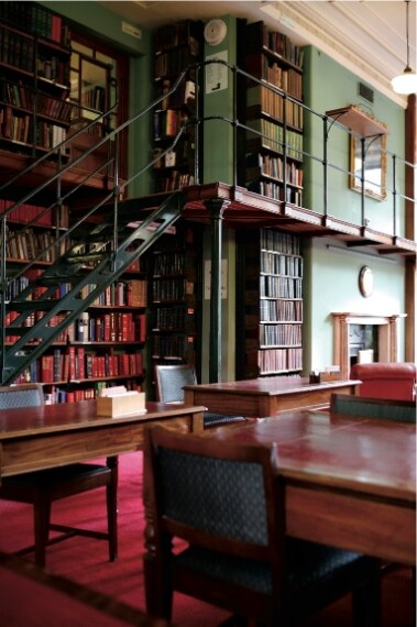 Fondata nel 1841 da Thomas Carlyle, la London Library (la biblioteca di Londra) è un gioiello poco conosciuto. Si trova in un palazzo costruito appositamente in una delle piazze più lussuose di Londra. La collezione conta più di un milione di libri e periodici che risalgono al XVI secolo. Una stanza contiene tutti i numeri del Times dal 1820 al 2000.
