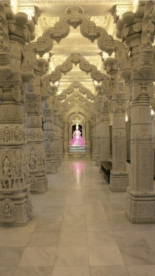 Questo edificio spettacolare, che si trova a pochi metri dalla triste e sinistra North Circular (la circonvallazione che attraversa la periferia nord di Londra) è il più grande tempio induista al di fuori dei confini dell’India. Inaugurato nell’agosto 1995 da Sua Santità Pramukh Swami Maharaj, il tempio è composto da sette shikhar (o pinnacoli), sei cupole, 193 colonne e 55 tipi di decorazioni.