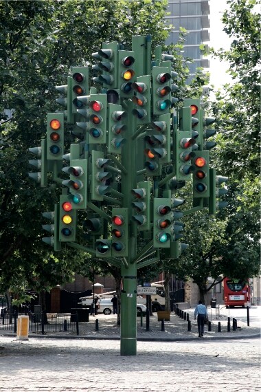Fin dall’uscita della metropolitana di Canary Wharf si potranno distinguere all’orizzonte delle luci verdi, rosse e arancioni che scintillano. In mezzo ad una rotatoria, all’incrocio di Heron Quay Bank, Marsch Wall e Westferry Road, si erge una struttura alta 80 metri dove si aggrovigliano 75 semafori che lampeggiano in maniera casuale, opera dell'artista francese, Pierre Vivant.
