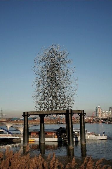 Oltre a finanziare l’ormai famoso Millenium Dome, il governo ha sbloccato dei fondi per incoraggiare gli artisti a sviluppare progetti di arte urbana nel quartiere.