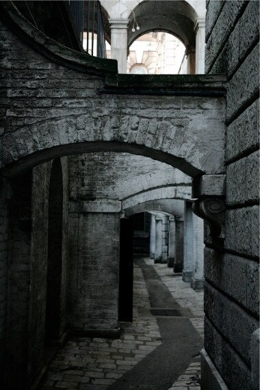 Si ignora perché questi personaggi riposino in questa cripta. Alcuni affermano che si tratta di cattolici che lavoravano per la regina Enrichetta Maria di Francia, moglie di Carlo I d’Inghilterra, che nel 1630, domandò a Inigo Jones di costruire in questo luogo una cappella cattolica e un piccolo cimitero cattolico. Queste cinque tombe sono apparentemente ciò che ne resta.