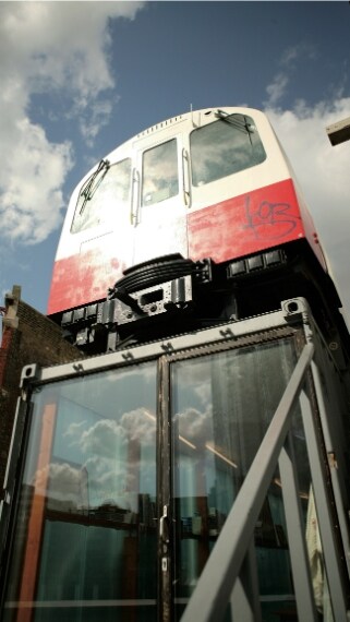 Alcuni creatori, architetti e cineasti si dividono quattro vagoni della Jubilee Line sfuggiti allo sfascio, che sono stati trasformati in locali a prezzi abbordabili per imprese di giovani creativi. Il consiglio municipale ha finito per concedergli il permesso di issare i suoi vagoni su un viadotto di Shoreditch oggi diventato un villaggio sotterraneo (Village Underground).