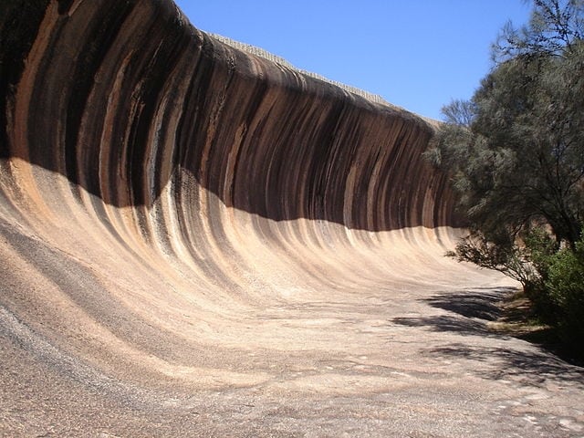 https://commons.wikimedia.org/wiki/File:Wave_rock_(2005).jpg