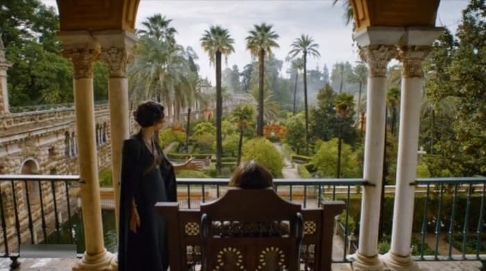 Un certo numero di scene del popolare show televisivo della HBO Game of Thrones è stato girato nei giardini del Palazzo Alcazar nel centro della città di Siviglia, in Andalusia.
