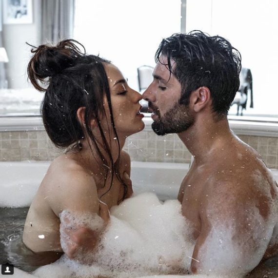 Baci bollenti in vasca da bagno: così i due festeggiano i primi 16 mesi d'amore.