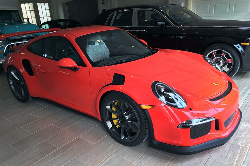 La Porsche 911 GT3 RS è la variante più potente della grintosa supercar tedesca. Con 500 CV e sole 28 miglia sul tachimetro, questa vettura è stata venduta a 299.980 $.