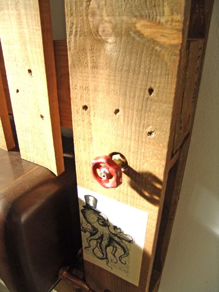 Dopo infatti che le pedane di legno hanno espletato il proprio utilizzo, vengono considerate un rifiuto mentre sono tante le idee per riciclare e riutilizzarle soprattutto in casa. I pallet possono ad esempio diventare delle originali pareti attrezzate.