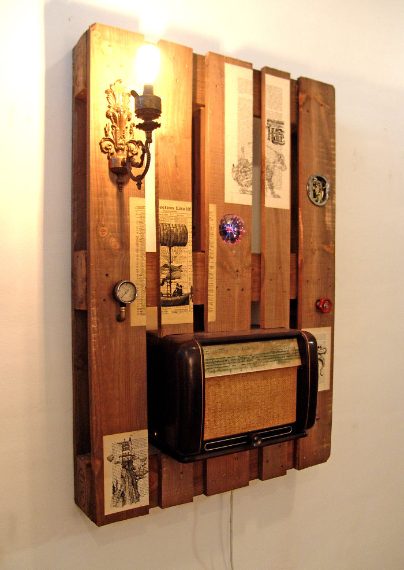 Una volta capito che tipo di parete volete creare, basta realizzare dei fori appositi delle dimensioni degli oggetti recuperati e inserirli all'interno della pedana da fissare in verticale sulla parete.