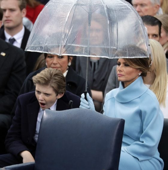 Il papà sta diventando Presidente degli Usa ma Barron Trump si annoia e sbadiglia