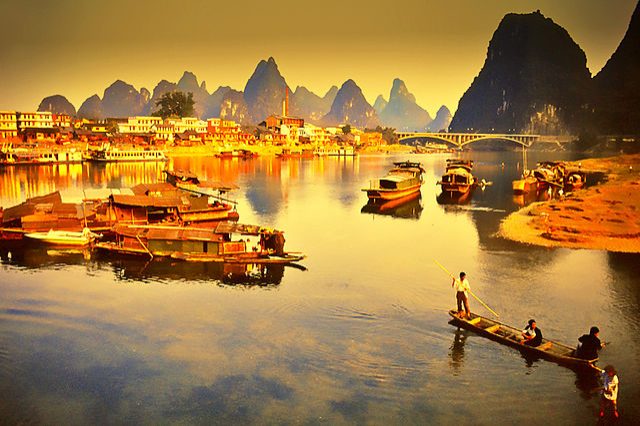 https://commons.wikimedia.org/wiki/File:Lijiang_River,_Guilin,_1988.jpg