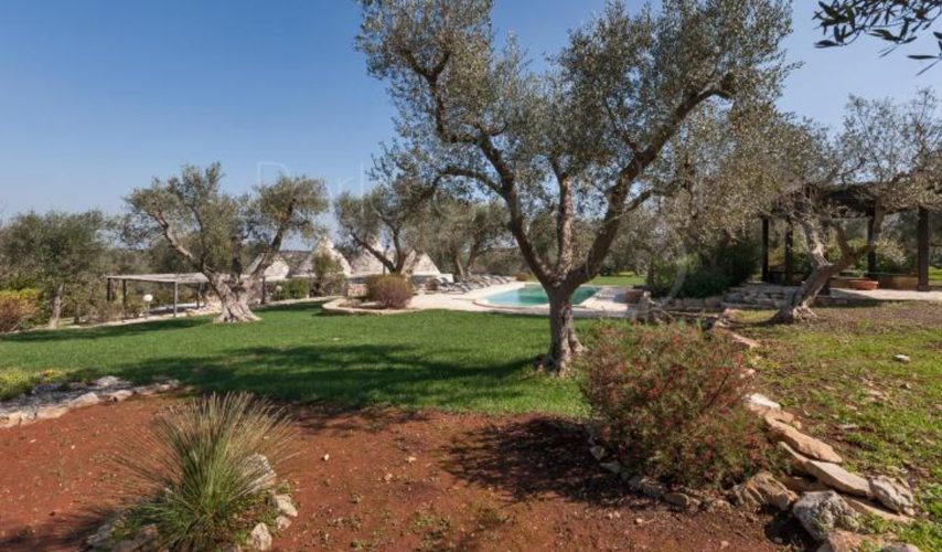 Dimore di charme ma allo stesso tempo con una tradizione unica: sono i Trulli Moreschi ubicati a Pascarosa, un piccolo e caratteristico villaggio a 8 km da Ostuni, in Puglia, che si sviluppa lungo una collina con abitazioni che risalgono alla fine del `600 inizi del `700. Sono dotati di tutti i comfort: 4 camere, 4 bagni, piscina e barbecue.