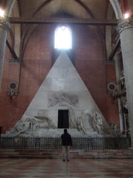 Nella Basilica dei Frari, il celeberrimo cenotafio dello scultore Antonio Canova racchiude simboli sconosciuti al grande pubblico. Le Tre Grazie del monumento da un lato rappresentano le virtù teologali del Cristianesimo, ossia Fede, Speranza e Carità, ma anche le virtù cardinali o le “Tre luci massoniche”: il Libro della legge, la Squadra e il Compasso posti sull'altare dei Giuramenti della Loggia massonica). Infatti, Antonio Canova sarebbe stato iniziato alla massoneria alla fine del XVIII s.