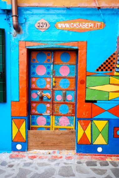 Questa abitazione si trova sul corso principale di Burano. Apparteneva a Giuseppe Toselli, meglio conosciuto dai buranelli come Bepi Suà (sudato), venditore di caramelle e grande appassionato di cinema, nato nel 1920. Nelle sere d'estate Bepi amava proiettare i film degli anni d'oro nella piccola corte di fronte alla sua casa multicolore da lui dipinta. Alla sua morte nel 2002, la casa è stata completamente restaurata dall'attuale proprietario, che ha usato la stessa tecnica di Bepi.