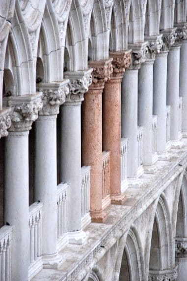 Più spesso avveniva che il patibolo fosse collocato tra le due colonne della Piazzetta, di fronte alla Torre dell'Orologio. In tal modo il condannato, una volta giunto il fatidico istante, poteva vedere l'ora esatta della sua fine