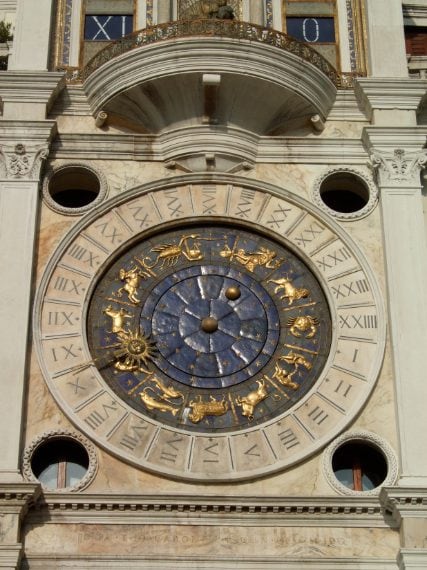 Dopo che per secoli l'ora era stata calcolata grazie ai quadranti solari o meridiane, alla fine del XIII secolo in Europa apparvero i primi orologi meccanici. la maggior parte delle città abbandonarono l'ora solare indicata dalle meridiane a gnomoni, giacché le ore venivano suonate dalle campane delle chiese. Cominciando dal tramonto del sole, la giornata era divisa in 24 ore e dunque i primi quadranti furono graduati da I a XXIV.